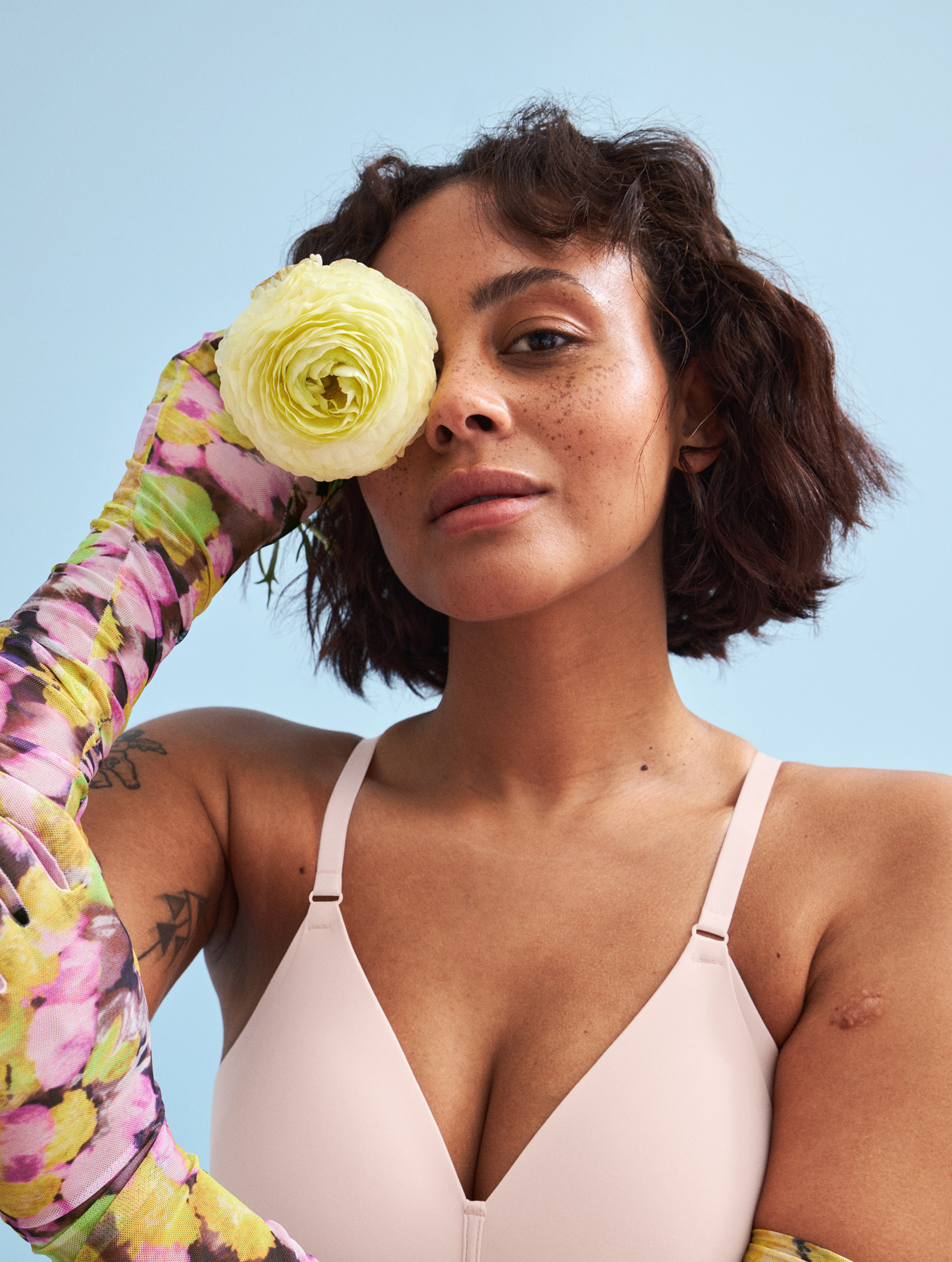 Žena v elegantním světlém spodním prádle s květinou